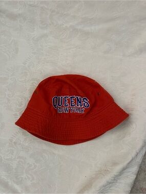 Red 'Queens New York' Bucket Hat